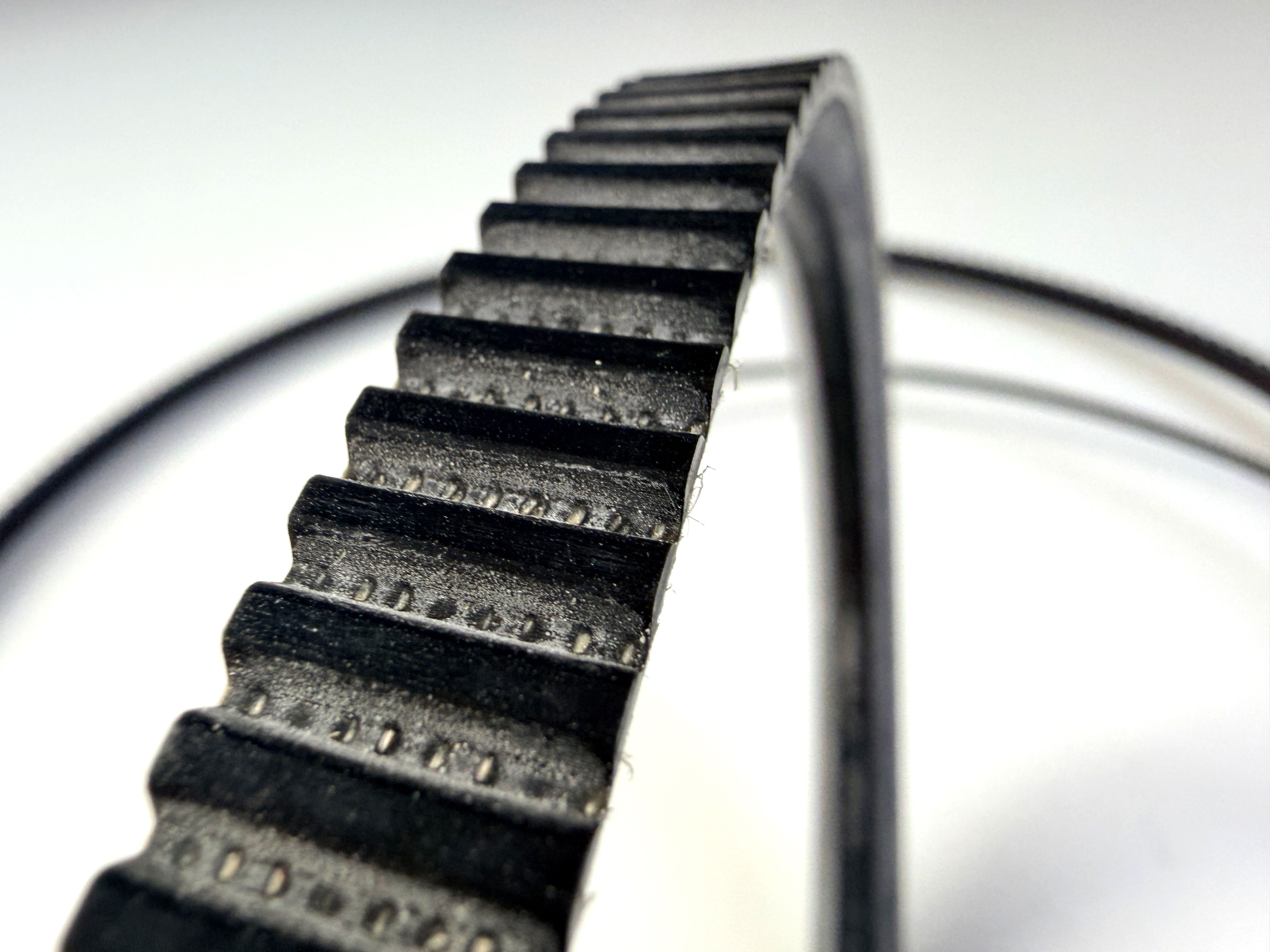 Detailaufnahme eines Weitwinkelriemens mit präzisem Zahnprofil für technische Antriebssysteme