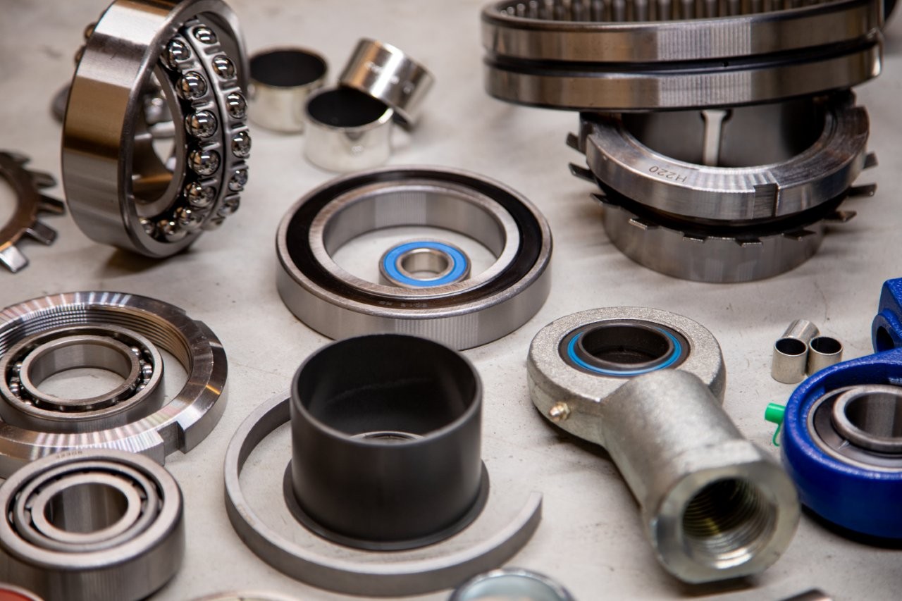 Industriebedarf – Kugellager und Metallkomponenten für Maschinen und Anlagen Verschiedene Kugellager und Metall-Ersatzteile für den Industriebedarf