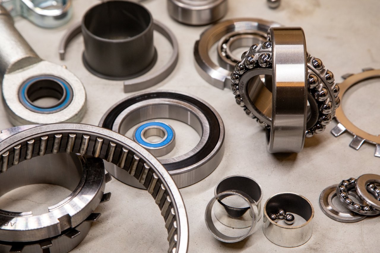 Kugellager und verschiedene Maschinenteile als Industriebedarf auf Werkbank